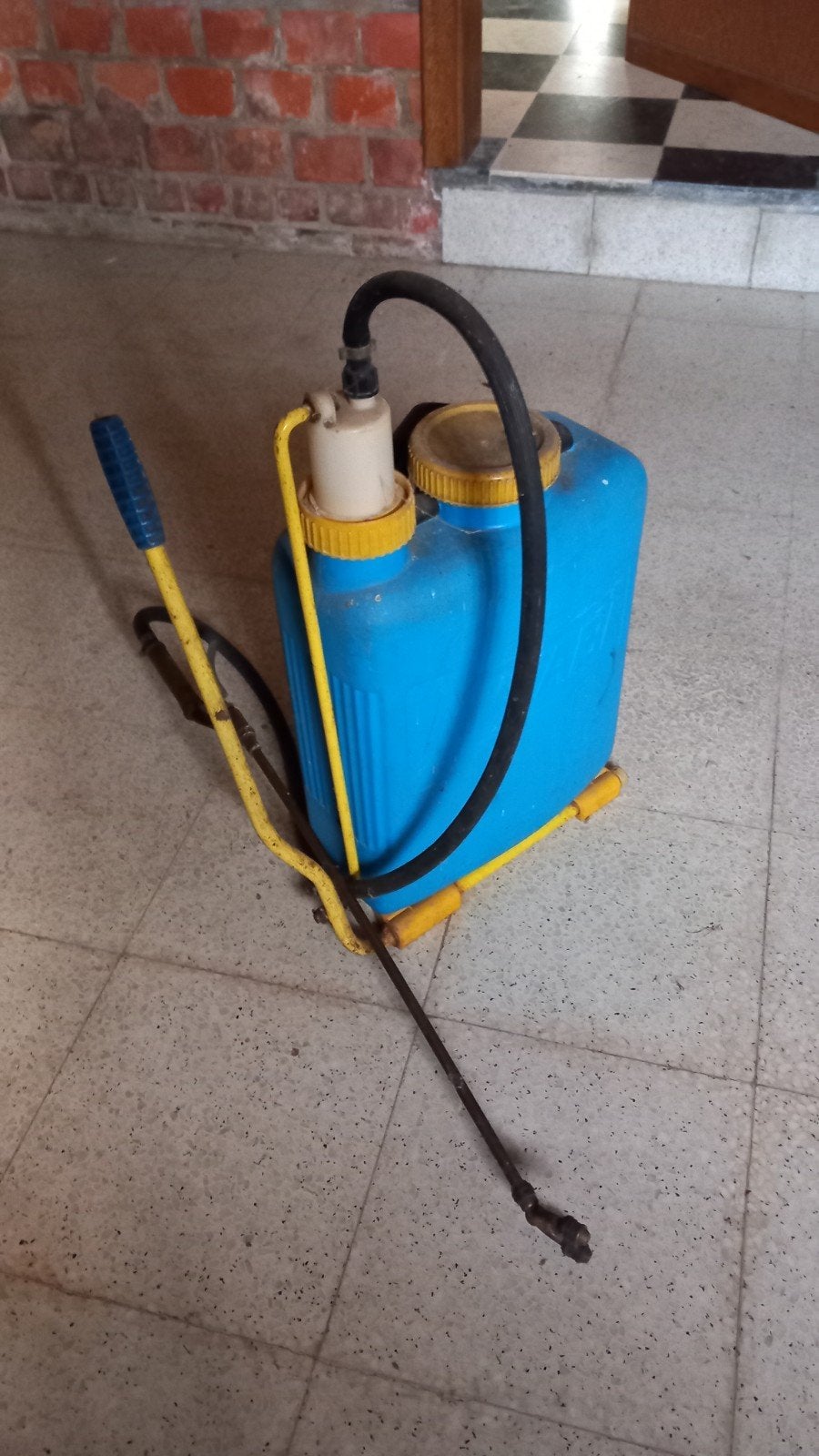 Rugsproeier, Ophalen