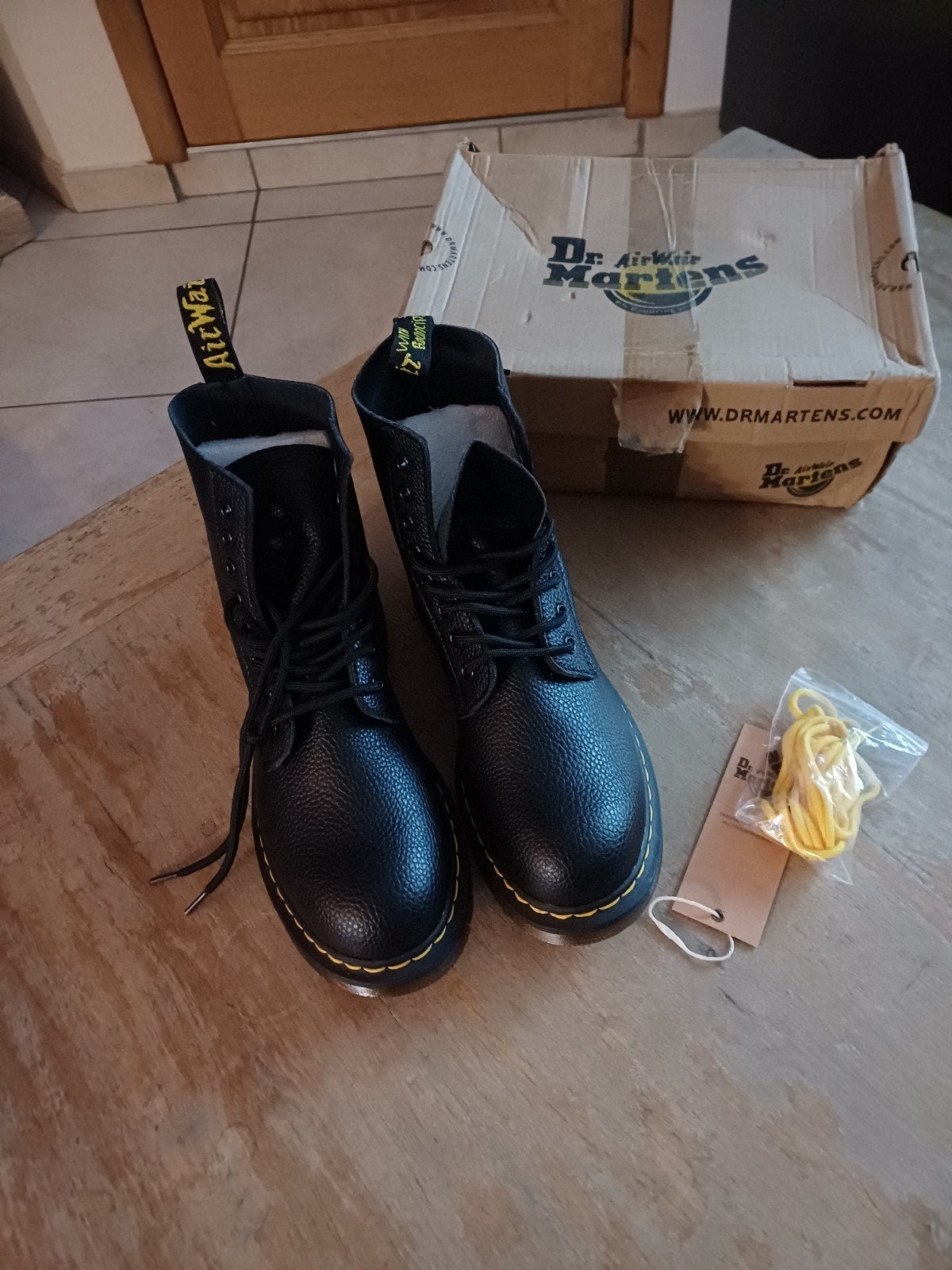 Dr. Martens 1460 Fabriqué en Angleterre - taille EU 42 - NEU, Neuf, Bottes, Enlèvement ou Envoi, Noir