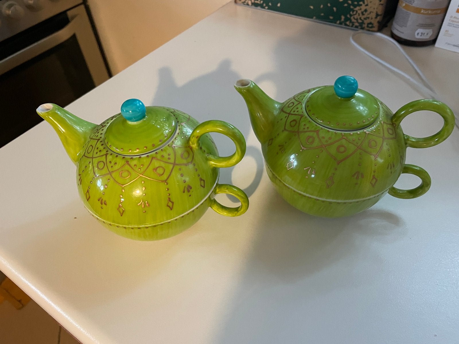2 theekannetjes met kopje, Maison & Meubles, Cuisine | Vaisselle, Comme neuf, Céramique, Enlèvement, Autres styles