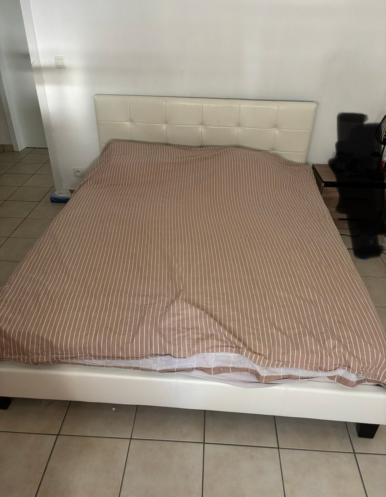 Bed 1m60 op 2m zonder matras, Ophalen, Zo goed als nieuw