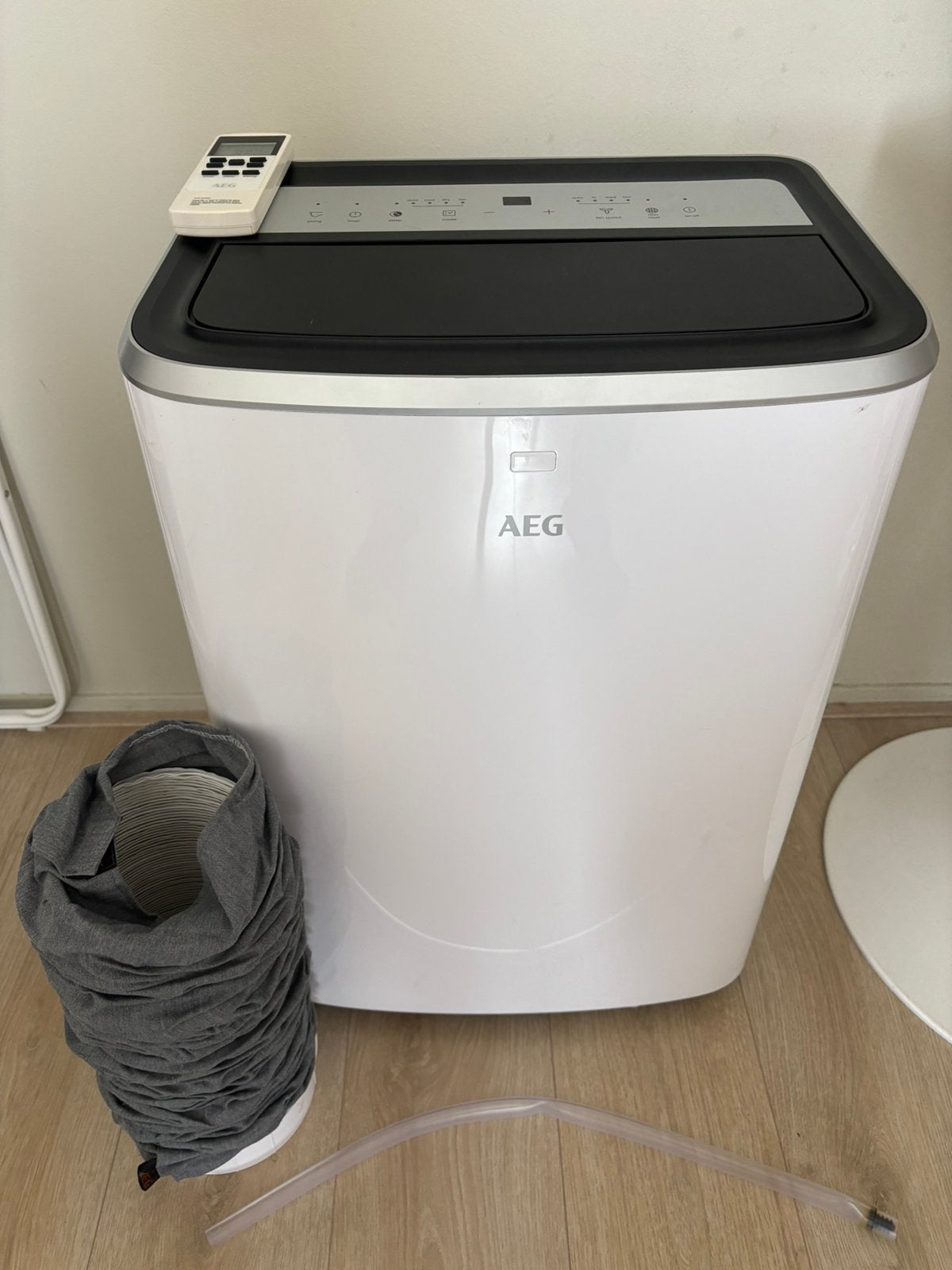 Le climatiseur mobile AEG 12 000 BTU housse de tuyau de luxe, Refroidissement et Déshumidification, Moins de 60 m³, Enlèvement