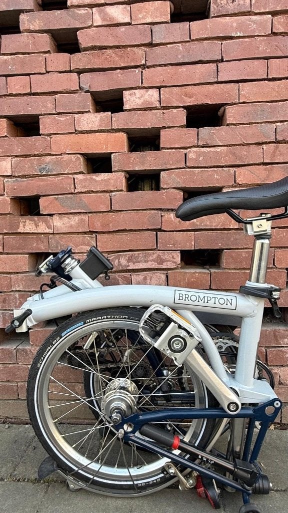Brompton M6R gris-bleu 6 vitesses éclairage usb parfait état, Vélos & Vélomoteurs, Vitesses, Frein sur jante, Brompton, Comme neuf