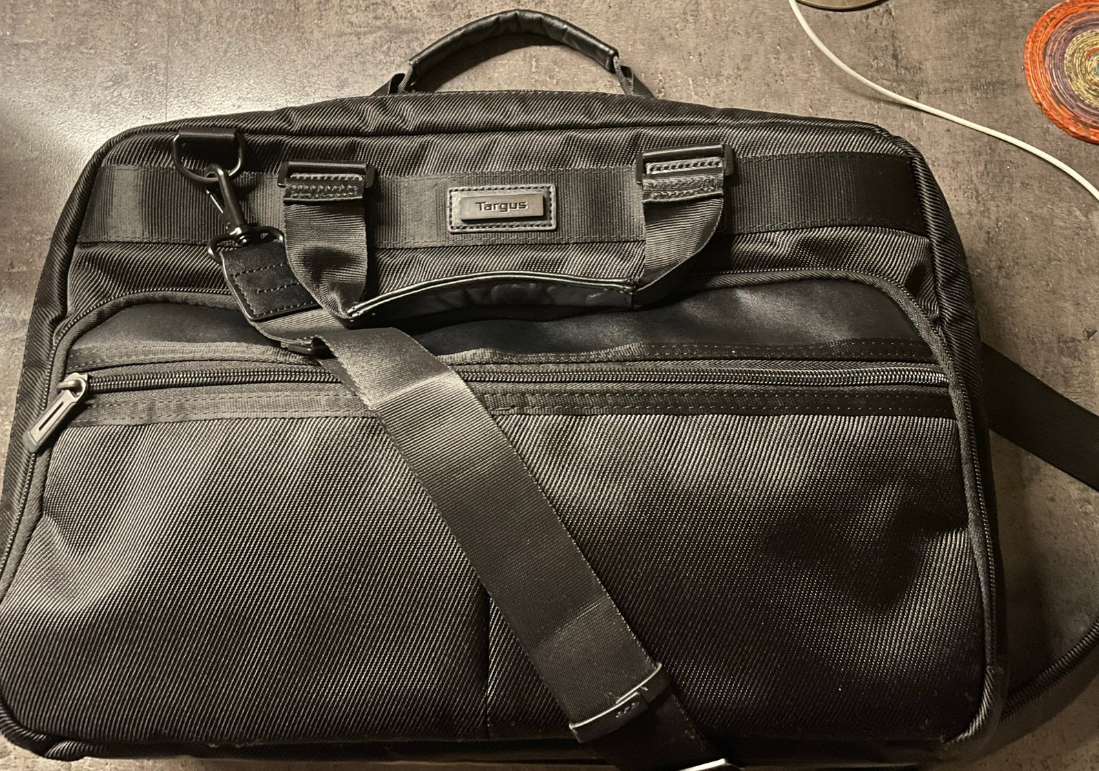 Sacoche pour laptop Targus Elite — Élégant et neuf, Neuf, Enlèvement ou Envoi, 16 pouces, Targus