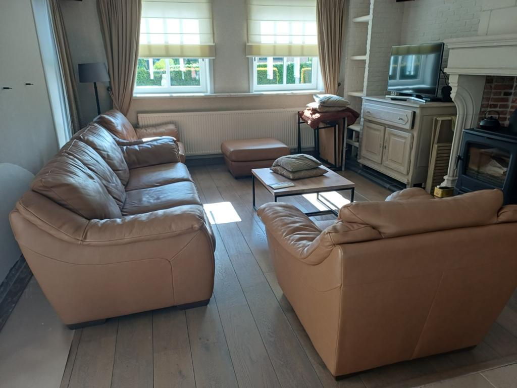 Salon 3 zit, 2x1 zit, grote poef. Merk Natuzzi. Deftig  bod., Huis en Inrichting, Ophalen, Gebruikt, Leer