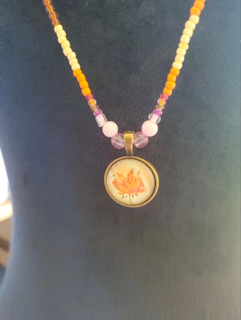Mooie handgemaakte ketting met origineel roze en roze caboch, Handtassen en Accessoires, Kettingen, Ophalen of Verzenden, Geel