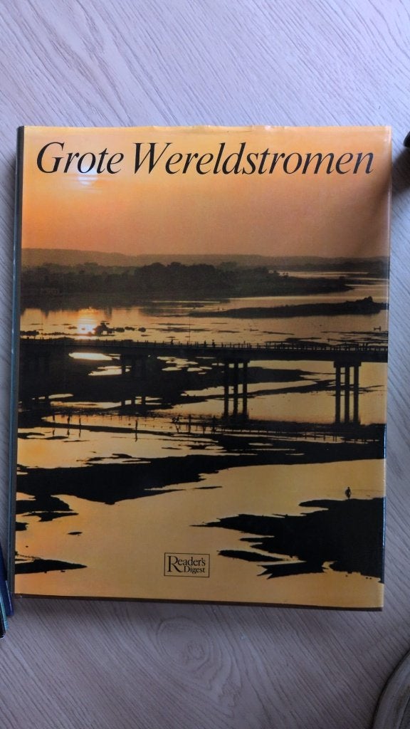 boek van grote wereldstromen - 271blz - 6€, Boeken, Prentenboeken en Plaatjesalbums, Ophalen of Verzenden, Zo goed als nieuw, Prentenboek