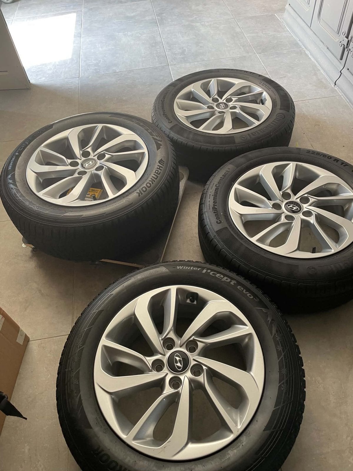 Jantes et pneus d'origine Hyundai Tucson 17 pouces, Autos : Pièces & Accessoires, Enlèvement, Pneus été, Pneu(s)