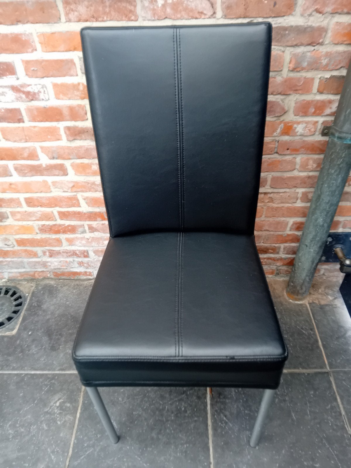Zwart stoeltje met aluminium poten, Huis en Inrichting, Ophalen, Zwart
