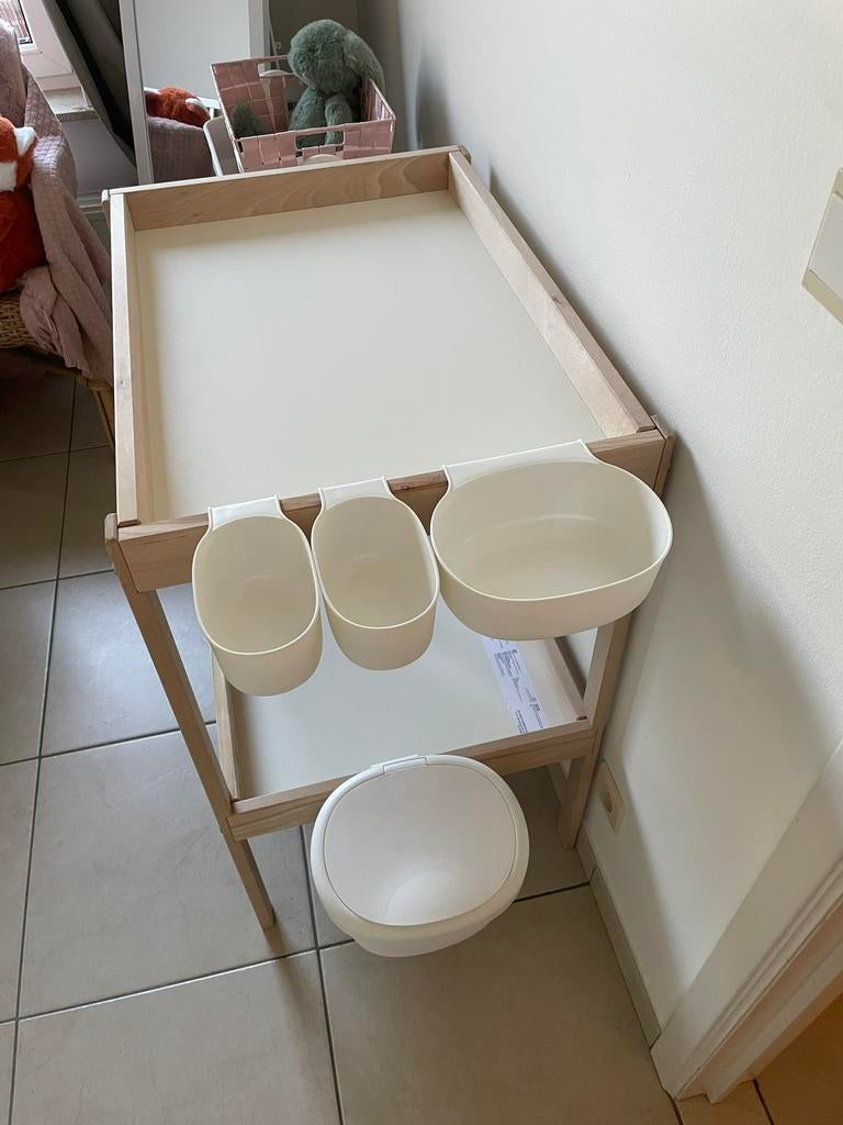 Verzorgingstafel met handige bakjes en vuilnisbakje, Ophalen, Nieuw