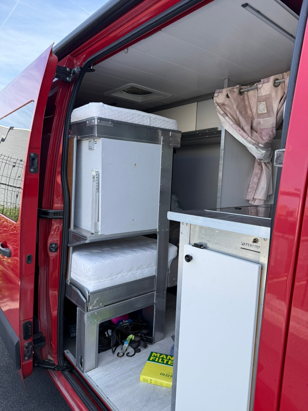 Campervan met alle comfort en weinig kms!, Bedrijf, Diesel, Koelkast