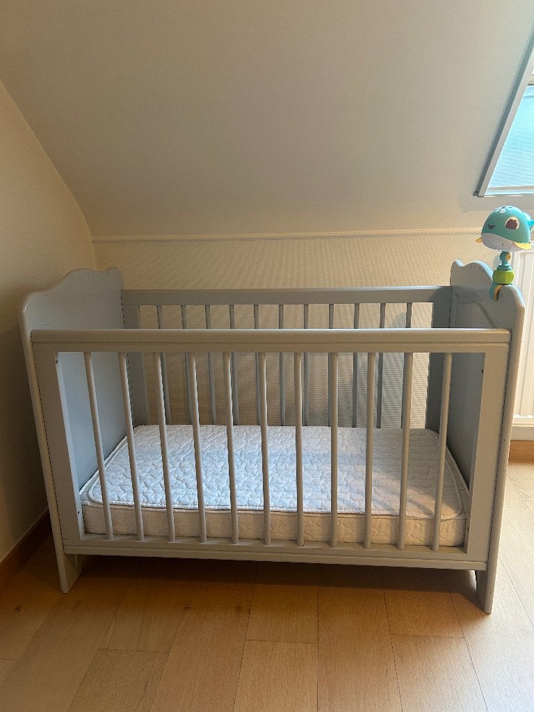 Grijs babybedje met alle toebehoren, Ophalen, Zo goed als nieuw, Ledikant