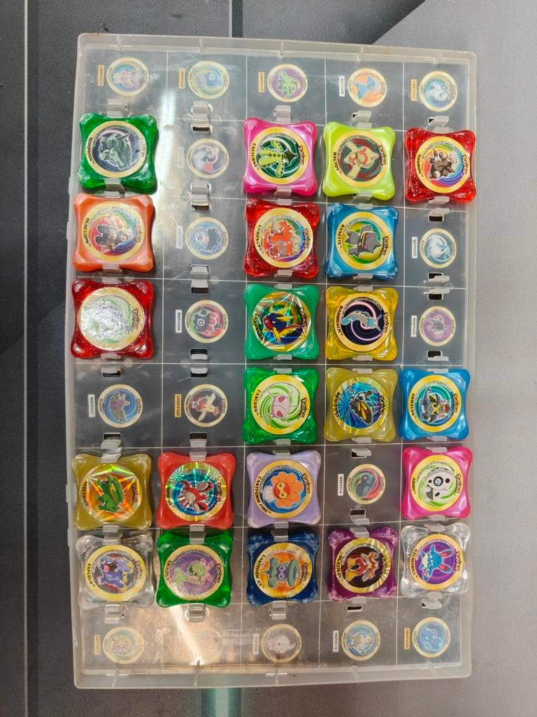 Collection de waps pokémon 40 pièces et support., Enlèvement
