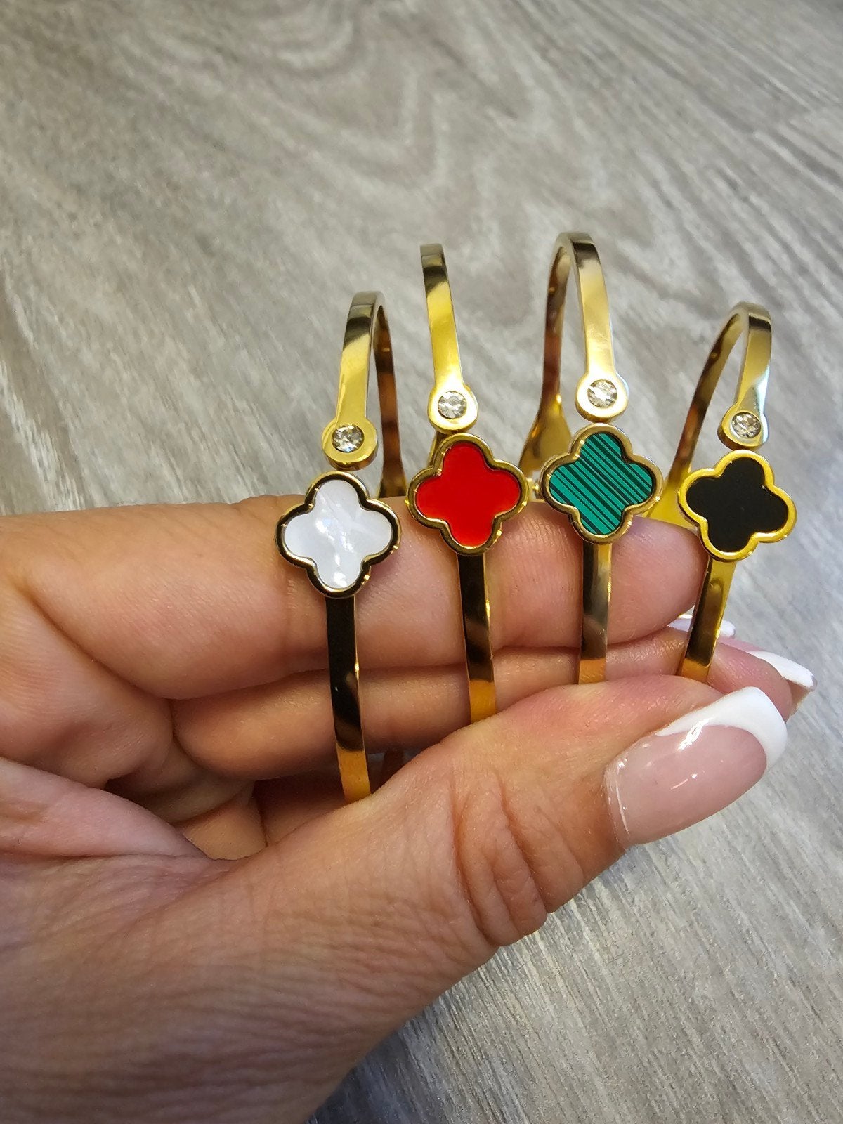 Bracelet en acier inoxydable avec trèfle - Différentes coule, Bijoux, Sacs & Beauté, Bracelets, Envoi, Neuf, Rouge, Acier