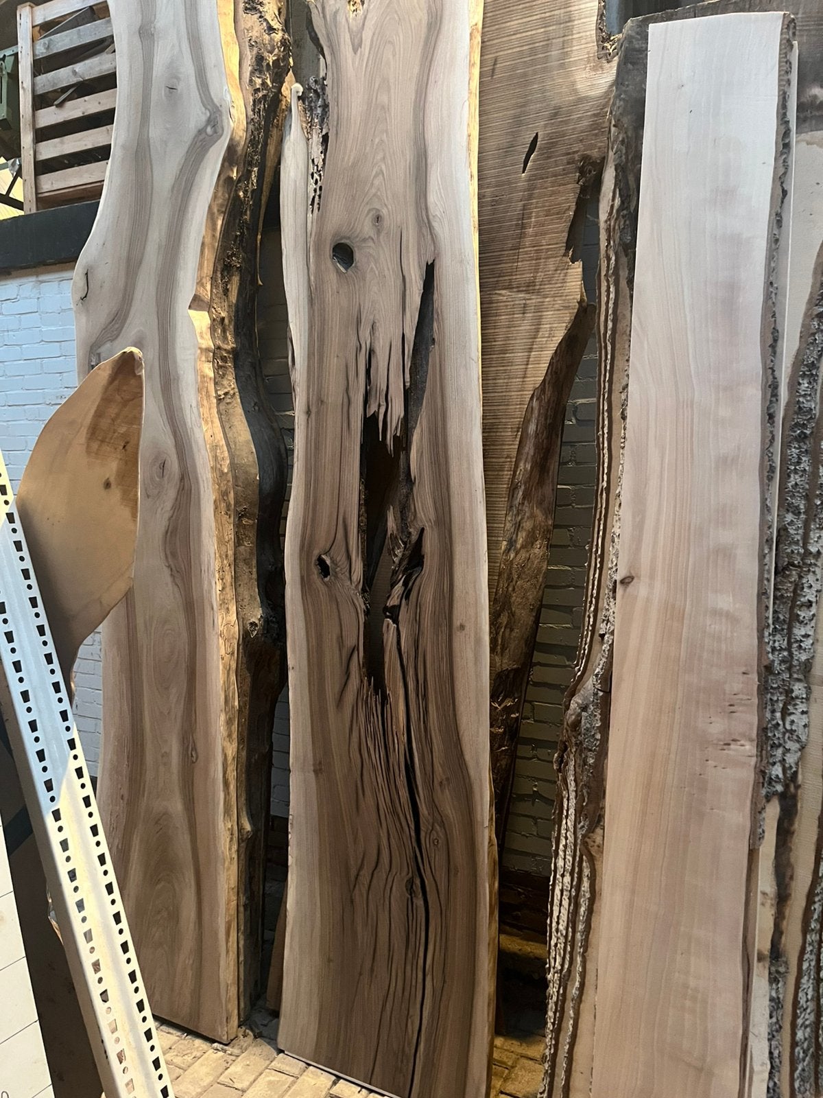 Welkom in ons atelier als u unieke boomstamplanken zoekt, Enlèvement