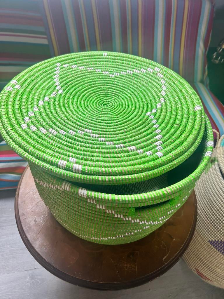 Grote rieten mand uit Senegal XL, Huis en Inrichting, Emmers, Ophalen of Verzenden, Nieuw, Overige materialen, Met deksel