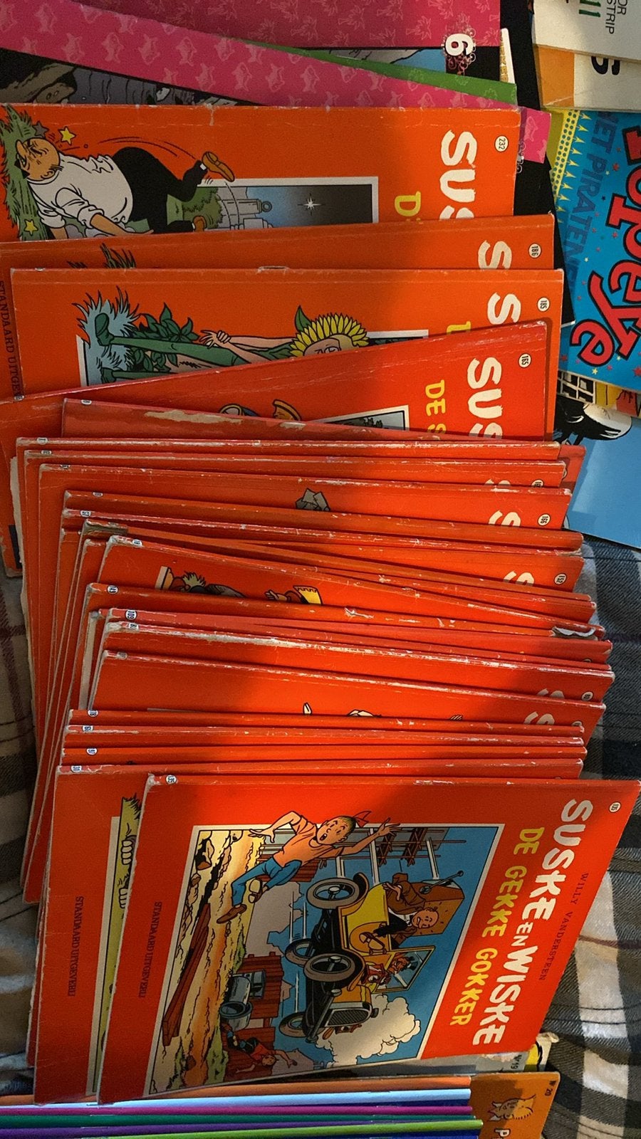 Enorm veel strips. Suske en wiske enz jommeke. Robbedoes lot, Enlèvement, Comme neuf
