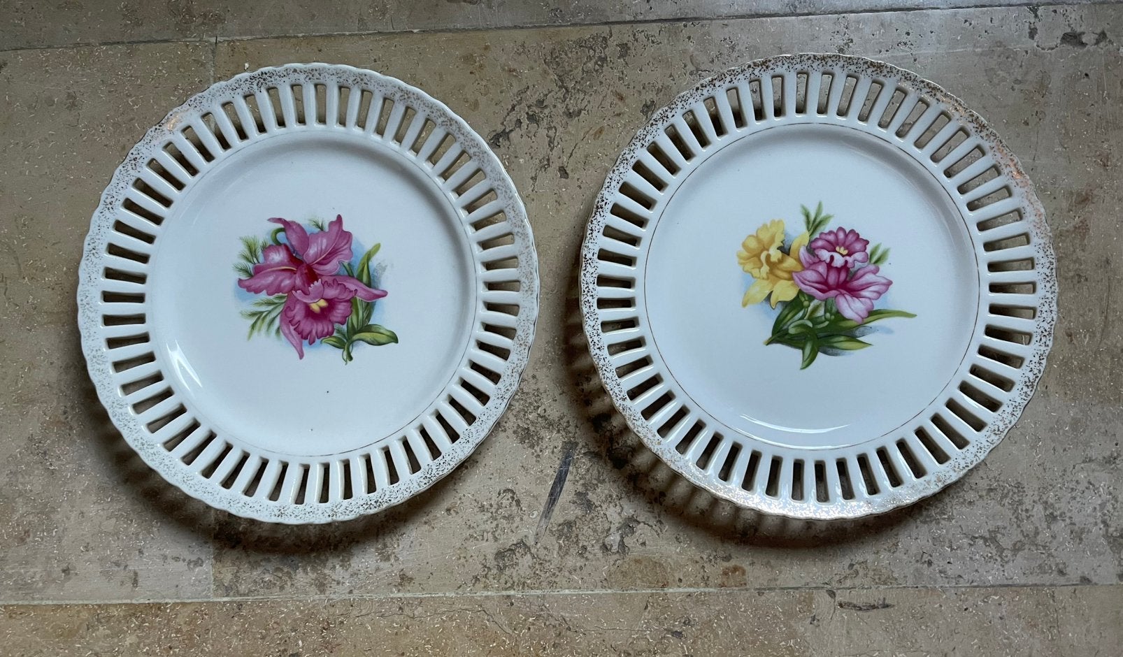 Twee bordjes van porselein Oftriart, Ophalen of Verzenden