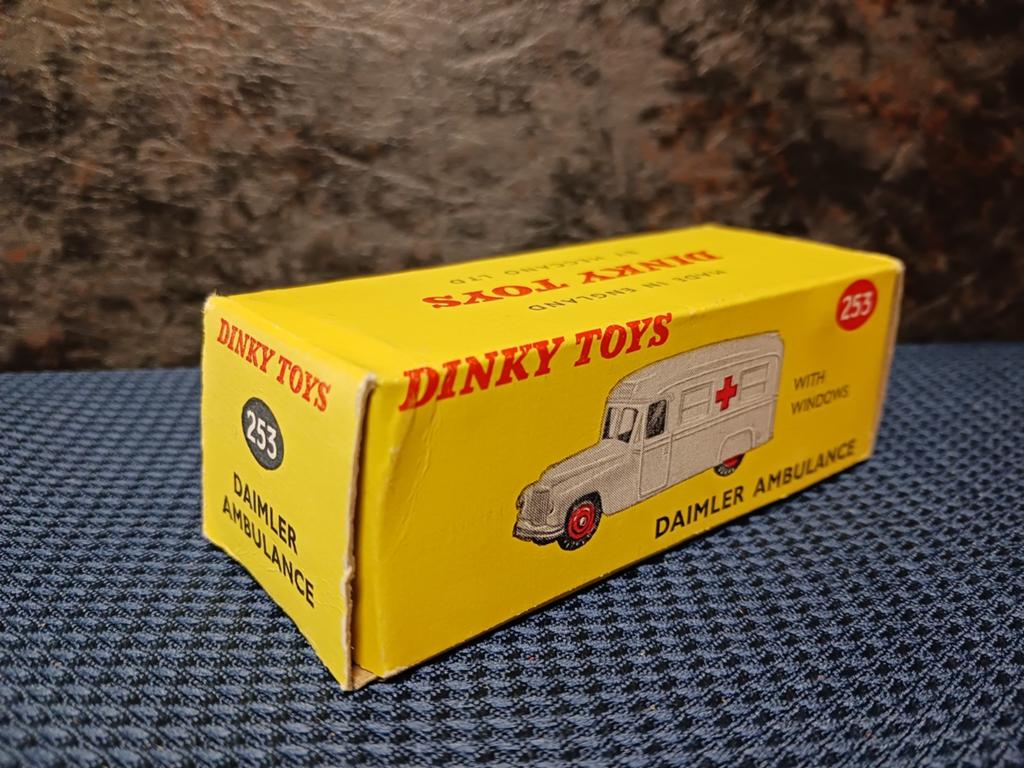DINKY TOYS   LEEG DOOSJE. DAIMLER AMBULANCE, Verzenden, Dinky Toys