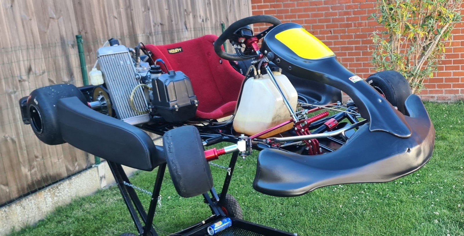 Kart avec moteur Protax Senior. Châssis Simons.
Viens et voi, Enlèvement, Kart