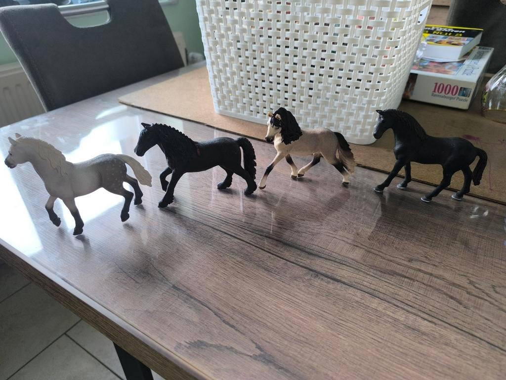 4 chevaux Schleich, Enlèvement ou Envoi