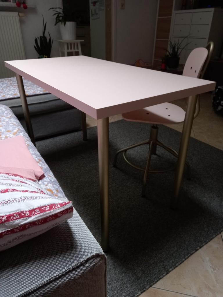 Bureau en bureaustoel in roze en goud, Enlèvement