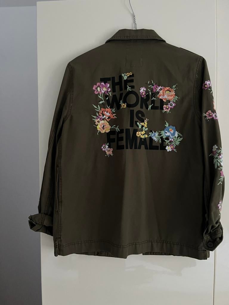 Kakhikleurige jas merk Bershka maat M, Kleding | Dames, Ophalen of Verzenden, Zo goed als nieuw, Maat 38/40 (M)