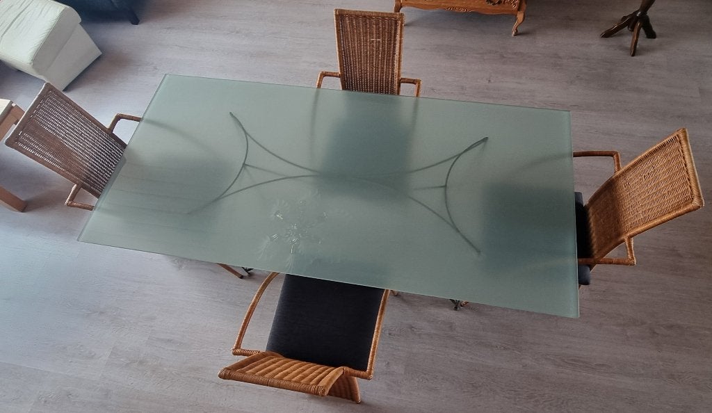 Tafel met glazen blad, gesmeed onderstel en 4 stoelen, Ophalen, 50 – 75, Gebruikt, 50 tot 100 cm