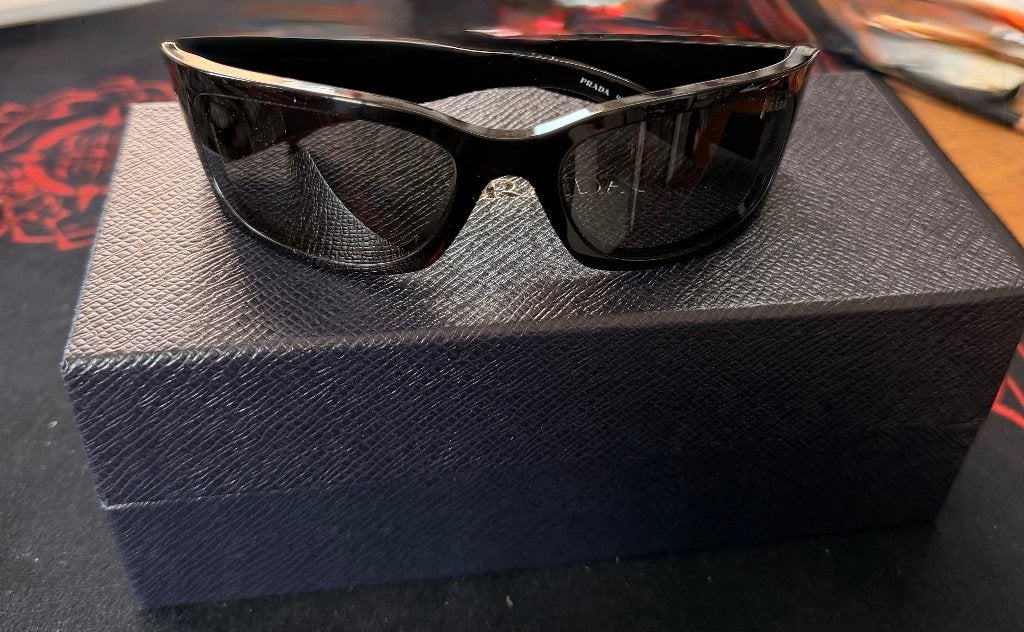 Prada PR A19S Shield Sunglasses Black/Grey – Full Set, Handtassen en Accessoires, Zonnebrillen en Brillen | Dames, Zonnebril, Prada
