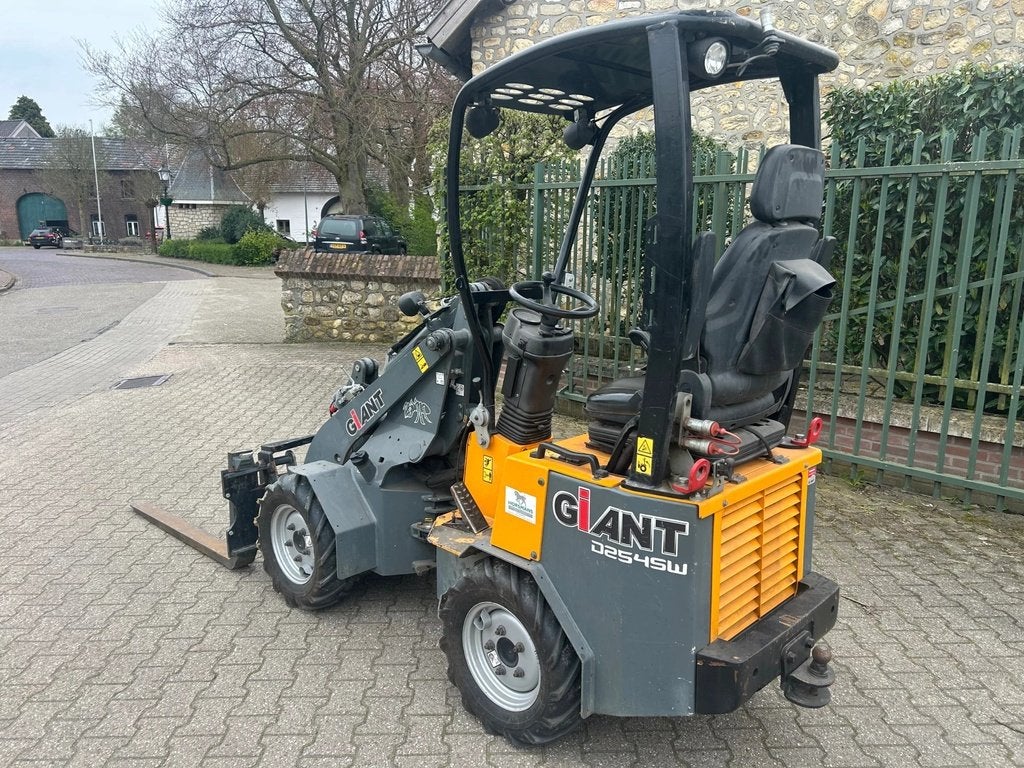 Giant D254SW, Tobroco, Info@tobroco.nl, Sprendlingenstraat 57
5061 KM  Oisterwijk, Wiellader of Shovel