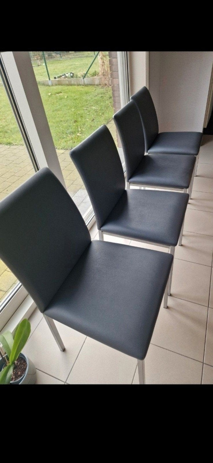 4 chaises modernes, Enlèvement
