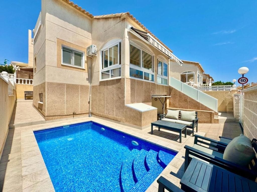 Gerenoveerde villa/zwembad, garage inTorrevieja, Immo, 110 m², Spanje, Woonhuis, 2 kamers