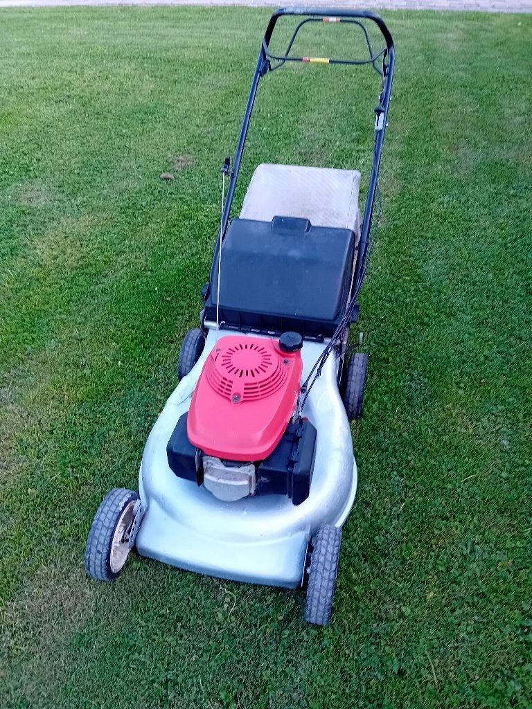 HONDA HRR216 BENZINE GRASMAAIER ZELFTREKKER 98dB in topstaat, Tuin en Terras, Grasmaaiers, Ophalen, Gebruikt, Opvangbak, Benzine-grasmaaier