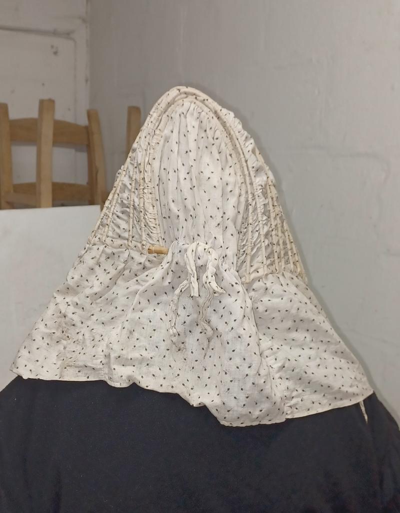 Chapeau ancien de femmes, Enlèvement ou Envoi, Porté, Chapeau
