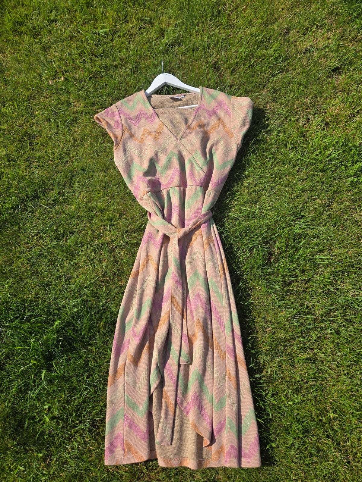 Belle robe d'été Bristol XL avec ceinture assortie, Neuf, Taille 46/48 (XL) ou plus grande, Enlèvement ou Envoi, Beige