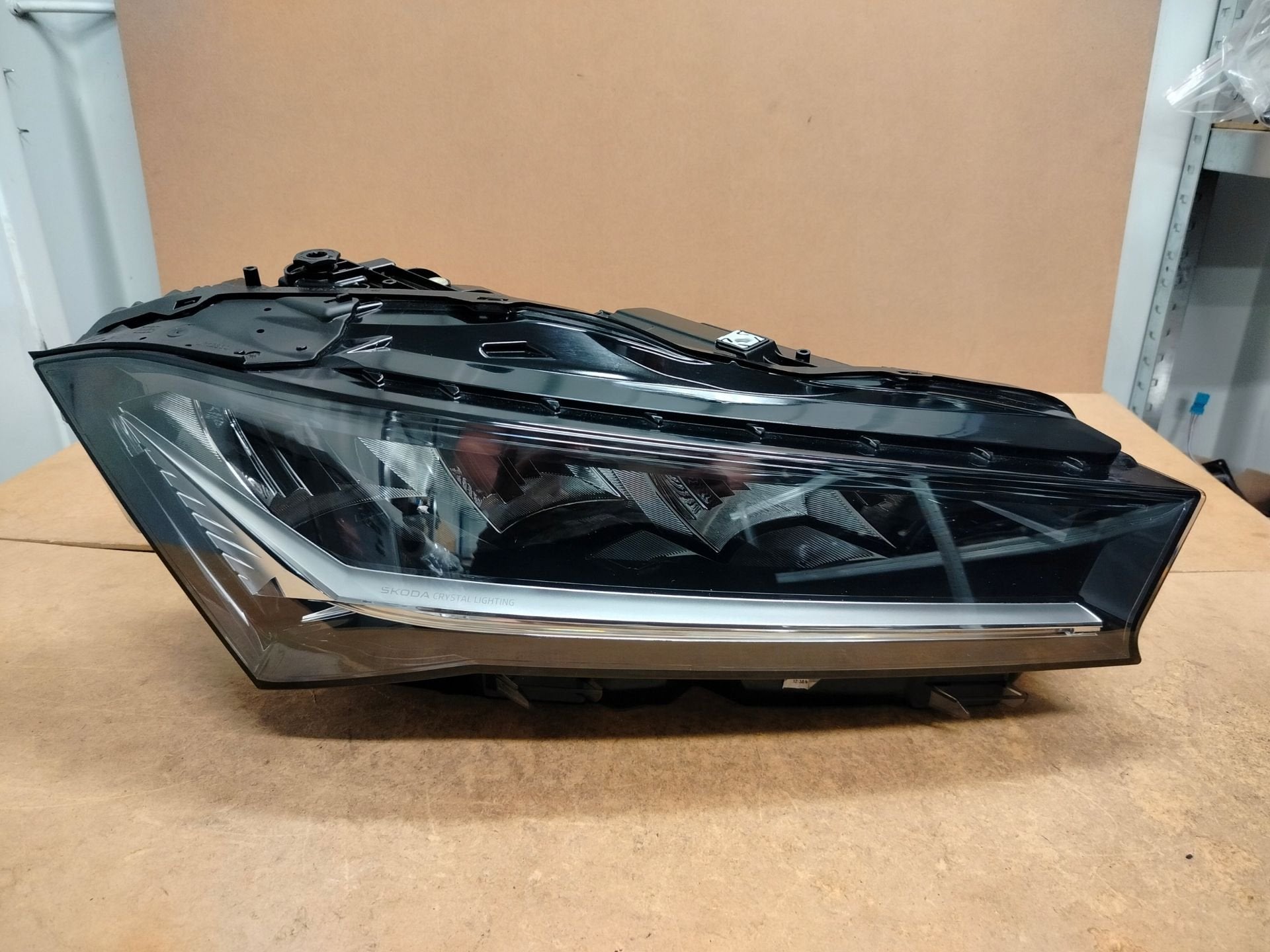 Phare droit Skoda Superb IV 3P1.941.016, Infoline@skoda-auto.cz, Tr. Vaclava Klementa 869
293 01  Mlada Boleslav, CZ, Utilisé