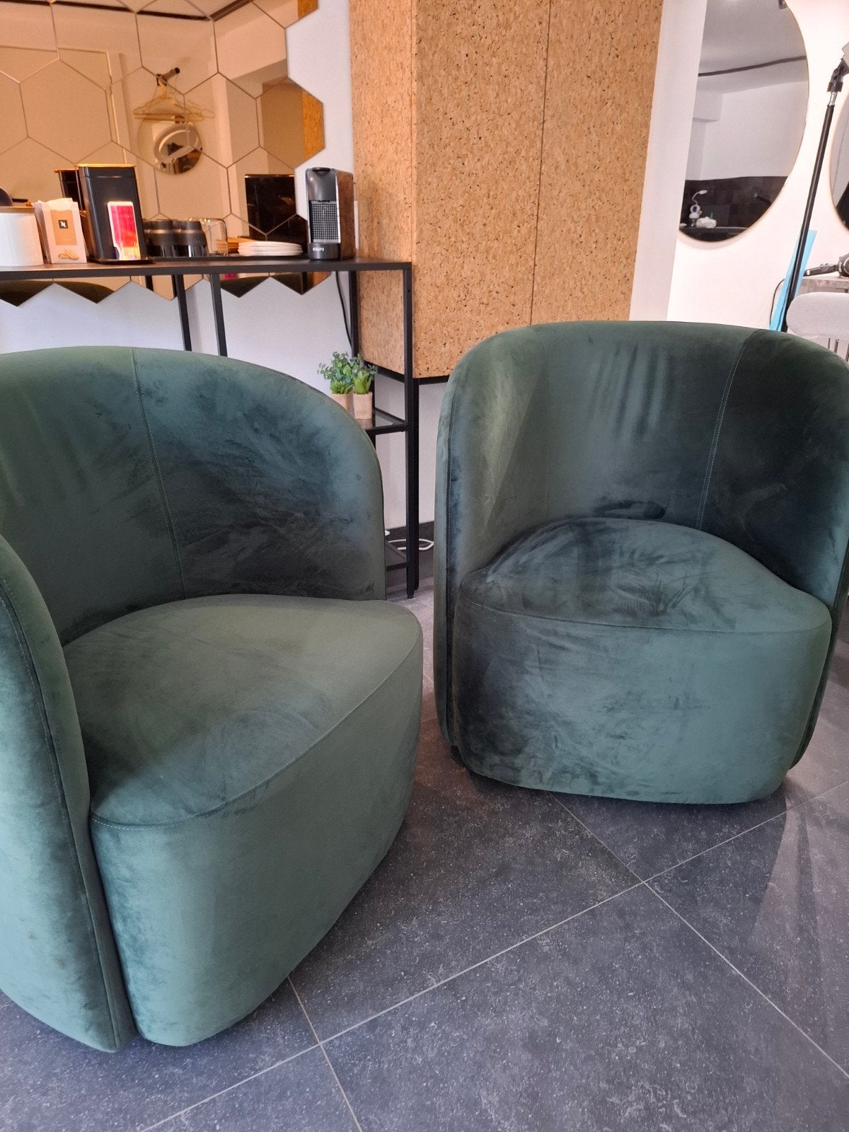 Te koop: 2 stijlvolle draaifauteuils – donkergroen velvet, Huis en Inrichting, Fauteuils, Ophalen, Stof