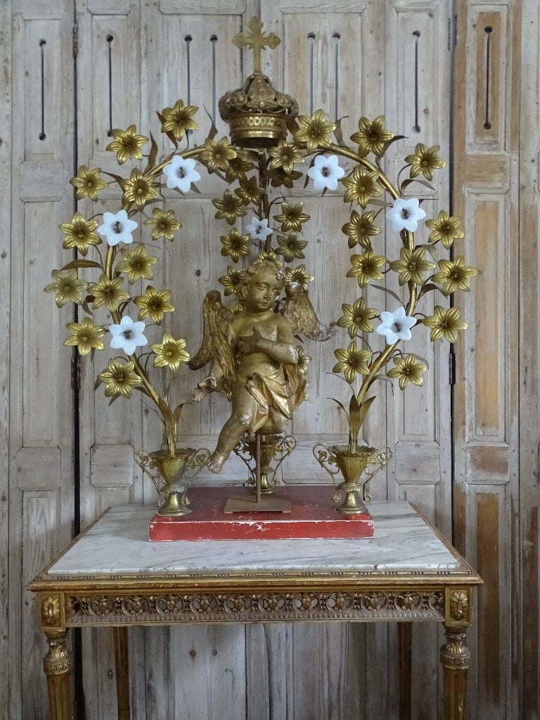 Oude religieuze boog met opaline bloemen, Ophalen