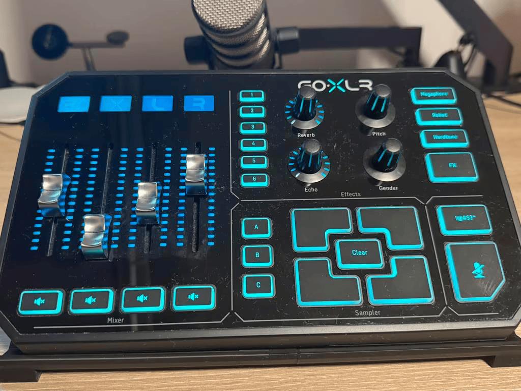 GoXLR + Røde Podmic + Elgato LP arm, Ophalen of Verzenden, Zo goed als nieuw, Studiomicrofoon