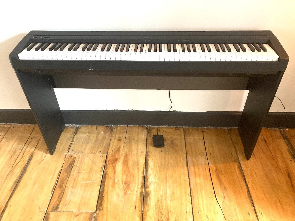 Piano à 88 touches lesté Yamaha p45 with support smooth, Enlèvement, Utilisé, Piano
