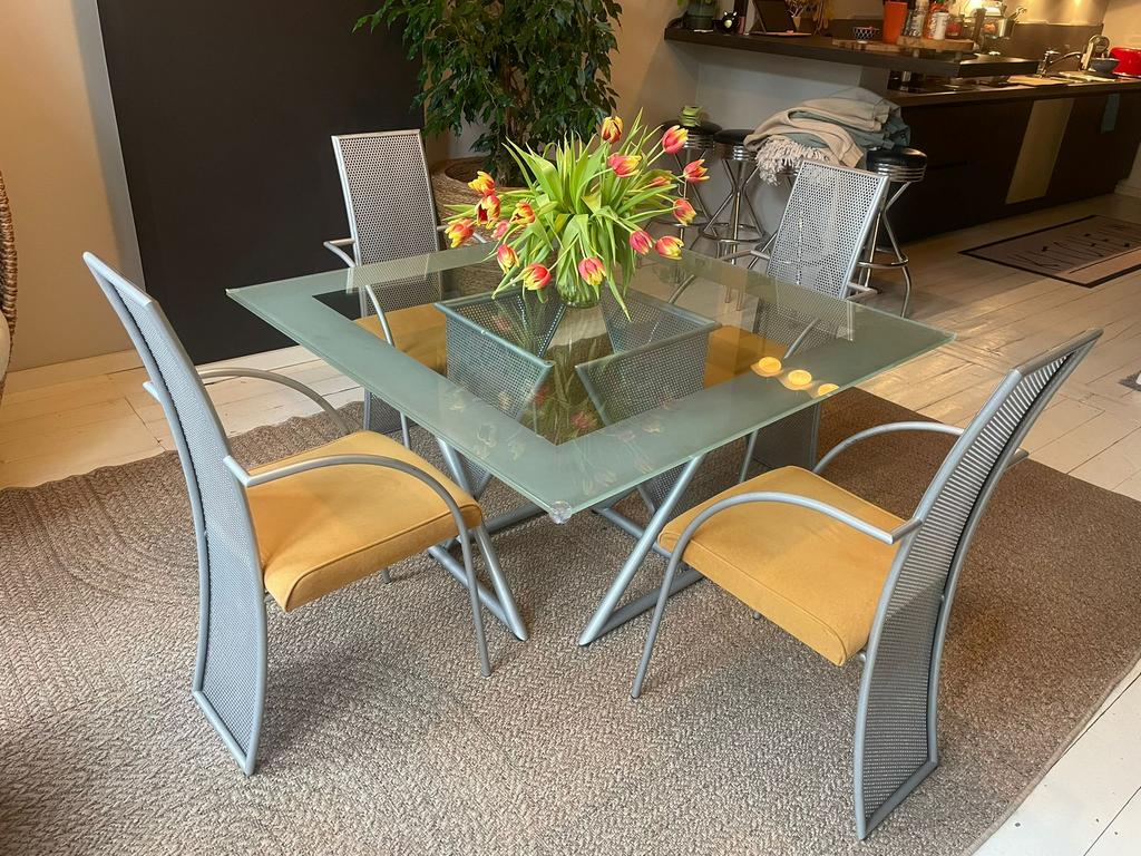 Interieurset: 4 stoelen + tafel + kast + licht, Ophalen, Zo goed als nieuw, 4 tot 6 stoelen