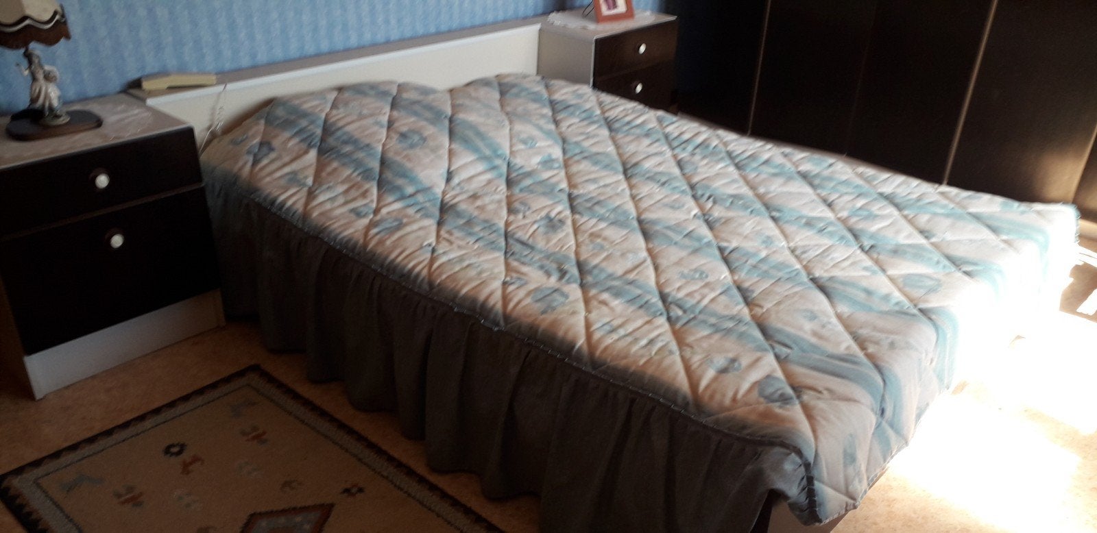 twee slaapkamers  twee bijzetkastjes, Huis en Inrichting, Slaapkamer | Complete slaapkamers, Ophalen
