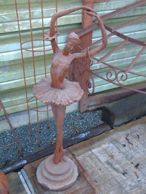 Roestig gietijzeren beeld van een ballerina., Ophalen, Nieuw, Metaal, Overige typen