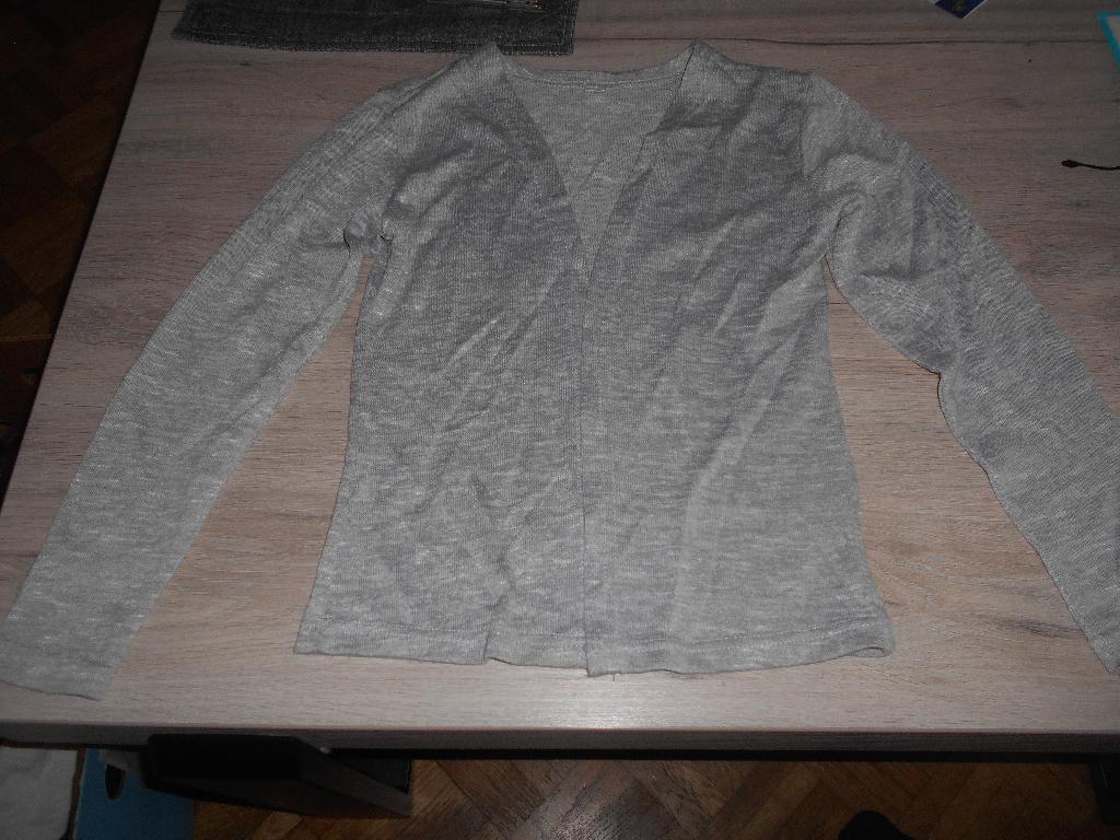 grijs trui vestje maat 134 - 140, Kinderen en Baby's, Kinderkleding | Maat 134, Ophalen of Verzenden, Zo goed als nieuw, Meisje