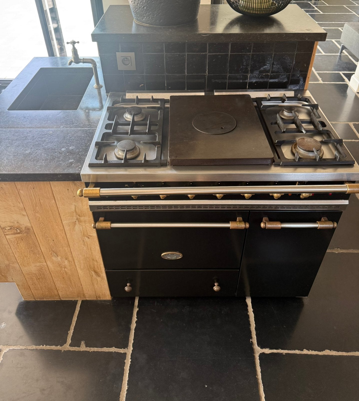 Eiken keuken met Lacanche vuur, Ophalen, Gebruikt, Bruin, Hoekkeuken