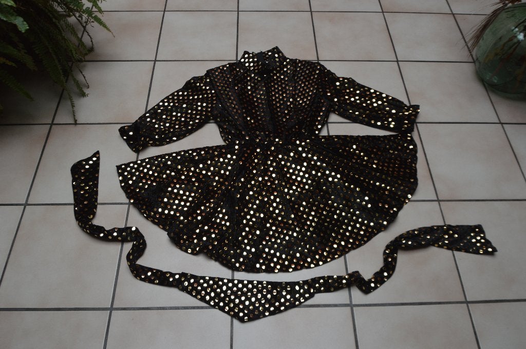 Carnaval Déguisement Robe noire pastilles dorées T42 comme9, Vêtements | Femmes, Taille 42/44 (L), Enlèvement ou Envoi, Comme neuf