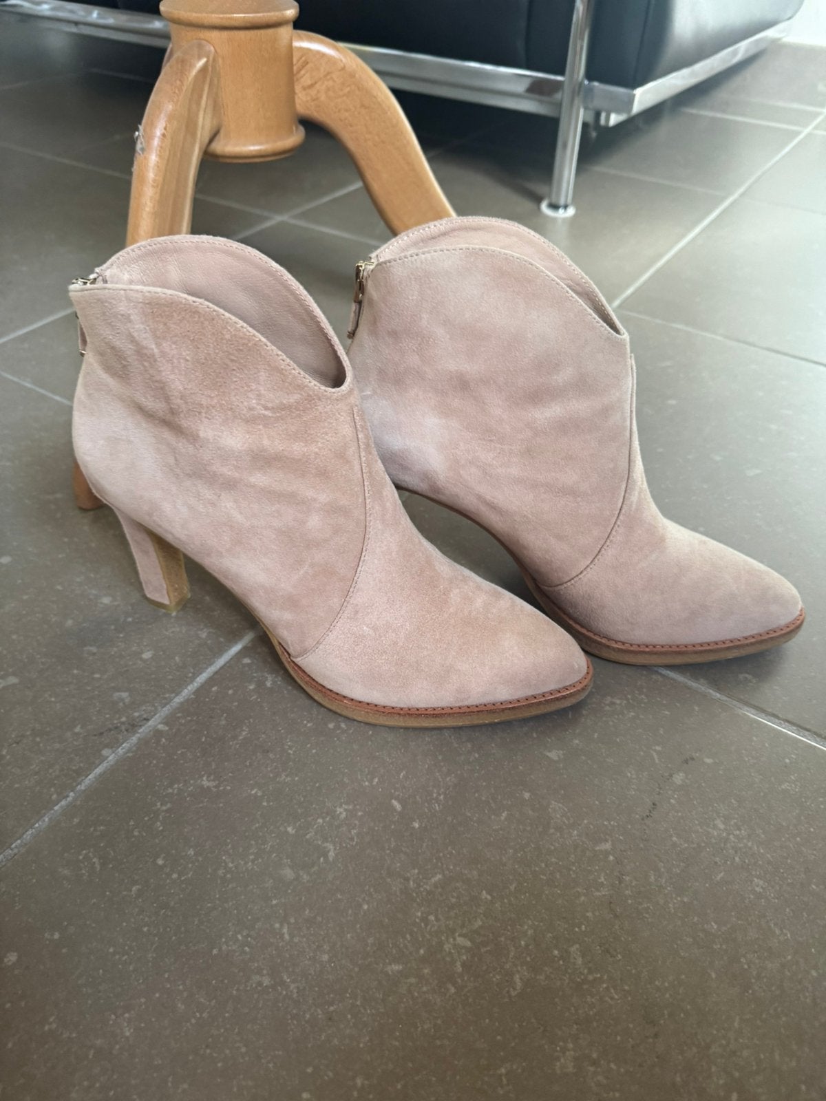 Taupekleurige suède enkellaarsjes met elegante hak, Enlèvement ou Envoi, Comme neuf