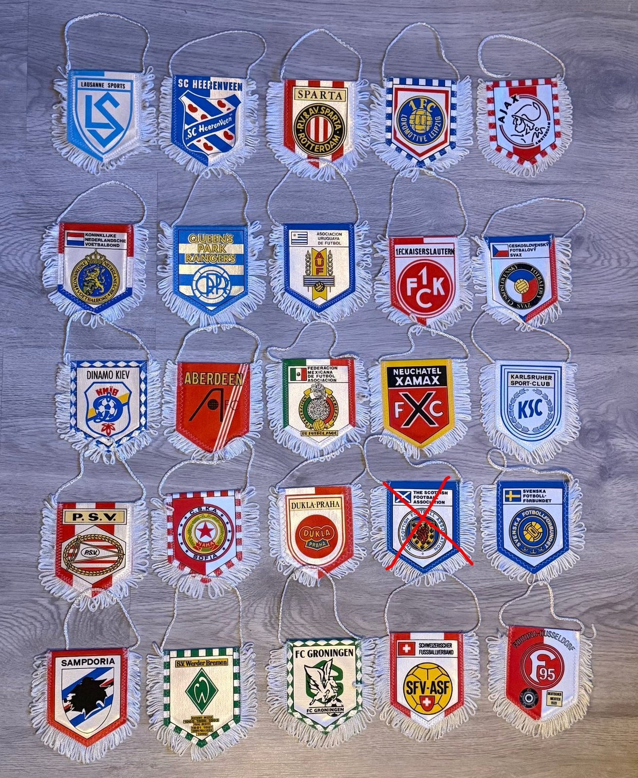 Lot de 24 fanions de football vintage, Verzamelen, Ophalen of Verzenden, Gebruikt