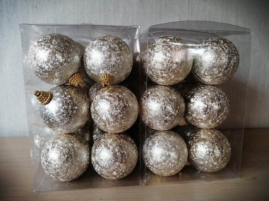 4 dozen van 12 kerstballen (gouden kleur ) + haakjes, Ophalen, Gebruikt