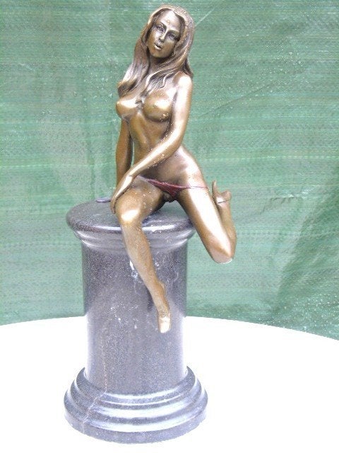 femme nue au string rouge en bronze signé, MAVCHI, Antiquités & Art, Enlèvement ou Envoi, Bronze