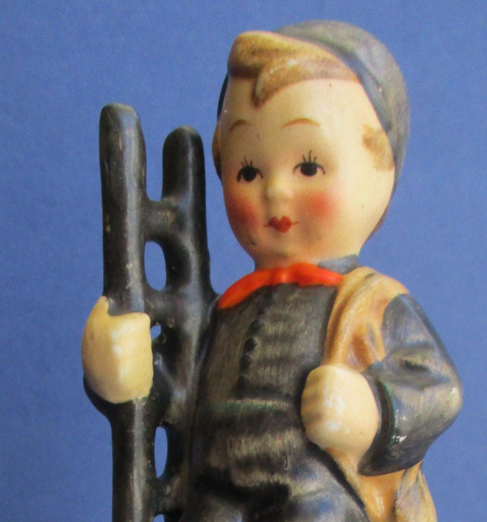 M I Hummel: 12- 2/0 – CHIMNEY SWEEP -TMK- 2 -10 ¾ cm., Verzamelen, Complete verzamelingen en Collecties, Verzenden